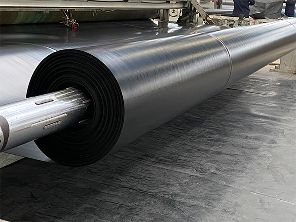 正確方法修補養(yǎng)殖土工膜使用過程中的破損