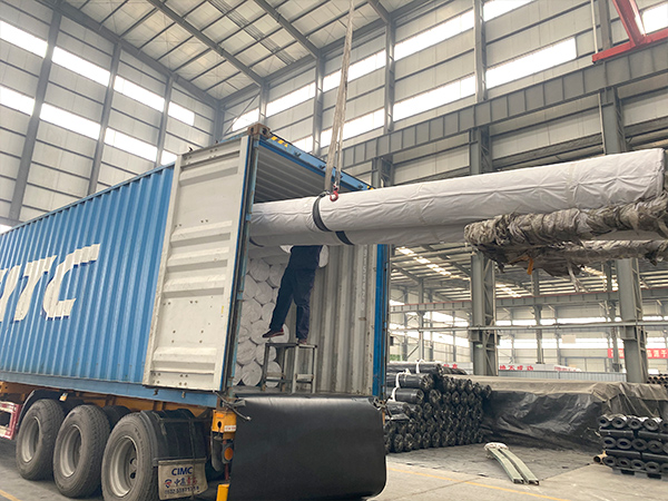   如今社會經(jīng)濟(jì)在不斷的發(fā)展壯大，土工材料市場也在逐漸壯大起來，HDPE土工膜就是比較典型的土工材料產(chǎn)品，HDPE土工膜的應(yīng)用范圍也是比較廣泛的，公司作為一家經(jīng)驗豐富的HDPE土工膜生產(chǎn)企業(yè)，我們掌握了解產(chǎn)品的各方面使用技巧，關(guān)于HDPE土工膜防水能力的影響因素動作，小編為您簡要概況。   1、在鋪設(shè)HDPE土工膜之前，土建施工施工單位，考慮到方案設(shè)計要求和施工條件，并進(jìn)行建筑施工前檢查記錄。   2、基礎(chǔ)使用性能應(yīng)符合方案設(shè)計要求：支模底部、坡度和坡度比、坡度鋼筋錨固槽、護(hù)坡和護(hù)坡的表面和表面、倉筒墻的混凝土表面。應(yīng)苛刻符合方案設(shè)計要求。   3、底板應(yīng)干燥、壓實、平整、無間隙、鋒利的突起，土壤層或鐵鍬，垂直深層次為25mm。理應(yīng)有根、沙礫、石頭、建筑鋼材和玻璃碎片。平面度應(yīng)在允許范圍內(nèi)輕微變更，坡度應(yīng)均勻。   4、陰影在基準(zhǔn)點的陰角線處光潔對接，柱的根部應(yīng)彎曲。   5、板才表面干燥，水分成份應(yīng)小于百分之十五。   6、就算堆積密度不小于1.4噸/平方米，基礎(chǔ)也應(yīng)集聚。   7、HDPE土工膜的建筑施工僅有在建筑工程，工程建設(shè)監(jiān)理，依據(jù)工程竣工驗收后才能夠進(jìn)行。   以上知識點就是影響HDPE土工膜防水能力的幾點因素，希望能夠幫助客戶朋友更好的了解產(chǎn)品的使用，保障工程施工質(zhì)量提供一定支持幫助，更多土工材料產(chǎn)品的選購，歡迎您光臨我們泰安佳路通。