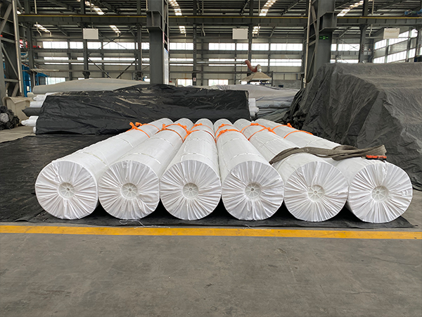 追究防滲土工膜鋪設(shè)出現(xiàn)皺褶的小問(wèn)題。