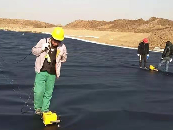 水產(chǎn)防滲膜的焊接工作對(duì)細(xì)節(jié)要求嚴(yán)格