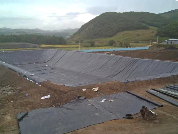 土工膜施工過程中為何需要添加保護(hù)層？