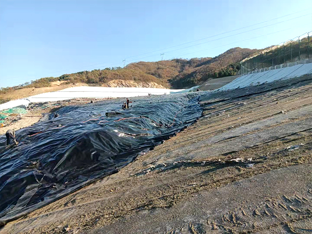 防滲土工膜的復雜施工更須保證質(zhì)量。