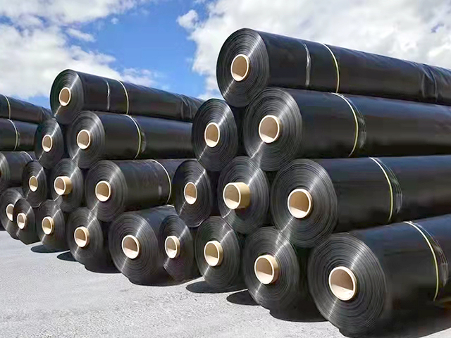 水產(chǎn)養(yǎng)殖防滲土工膜被廣泛應(yīng)用的優(yōu)勢(shì)。