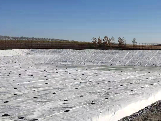 垃圾填埋場(chǎng)鋪設(shè)防滲土工膜該如何施工？