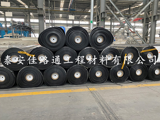 魚塘建設(shè)中如何保障防滲土工膜坡面防滲效果？