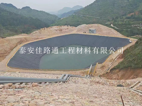 鋪設(shè)養(yǎng)殖防滲膜可增強魚塘蝦池的水質(zhì)控制