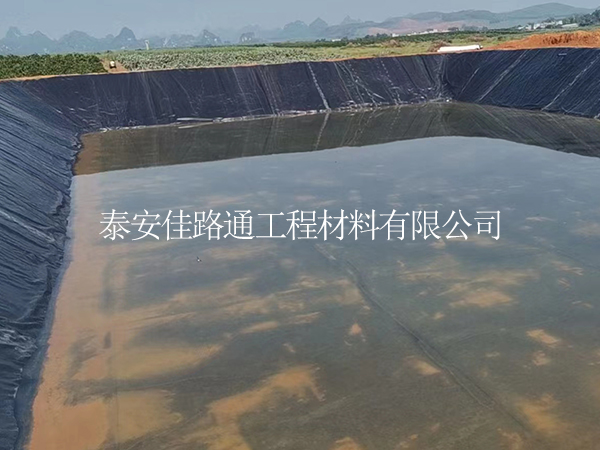 保障水產(chǎn)養(yǎng)殖防滲膜坡面防滲效果的方式方法