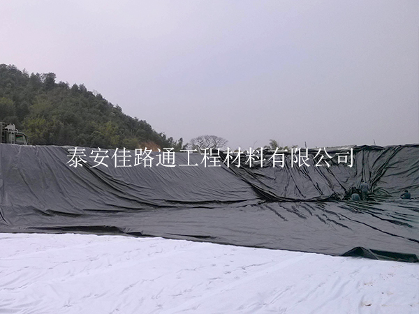 確定魚(yú)塘防滲膜的焊接方向使其施工“事半功倍”