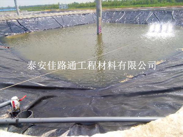 魚塘蝦池中鋪設(shè)養(yǎng)殖防滲膜可控制其水質(zhì)