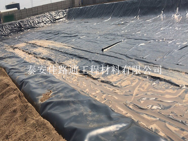 糙面魚蝦養(yǎng)殖防滲膜如何進行鋪設(shè)施工？