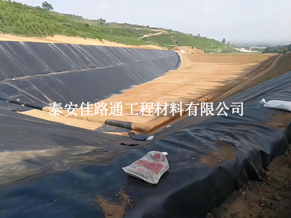 單糙面蓄水池防滲膜的鋪設施工有哪些注意事項？