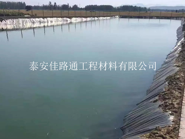 人工湖防滲膜鋪設(shè)前如何合理進(jìn)行基面清理？