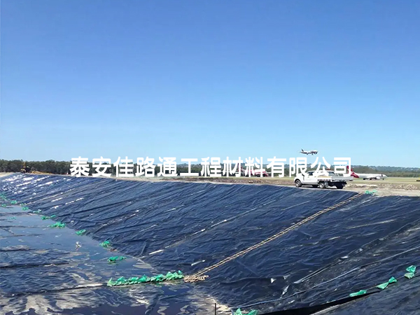 魚塘防滲膜鋪設(shè)完成后為何要進行覆土？
