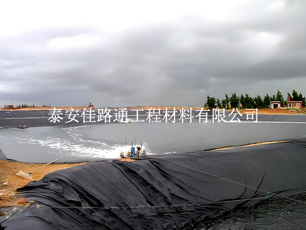 水產(chǎn)養(yǎng)殖防滲膜雨季施工注意事項(xiàng)