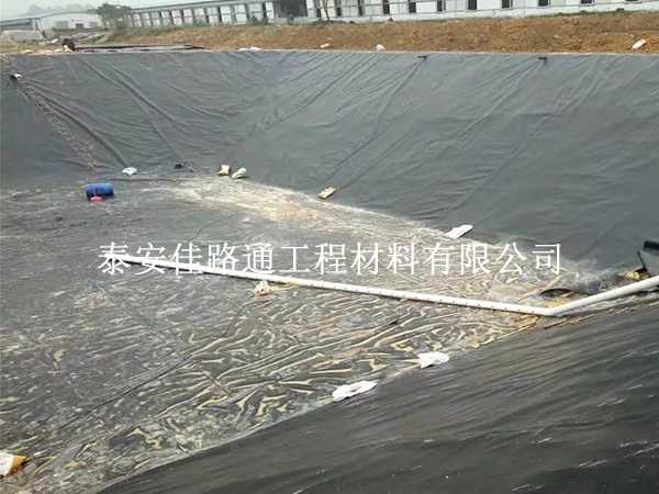 處理蓄水池防滲膜熱膨脹問(wèn)題的方式方法