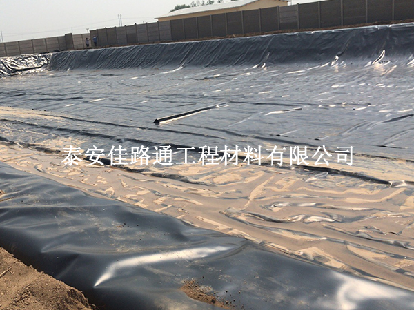 蓄水池鋪設(shè)防滲膜與坡面防滑技巧：打造穩(wěn)固高效的儲水設(shè)施