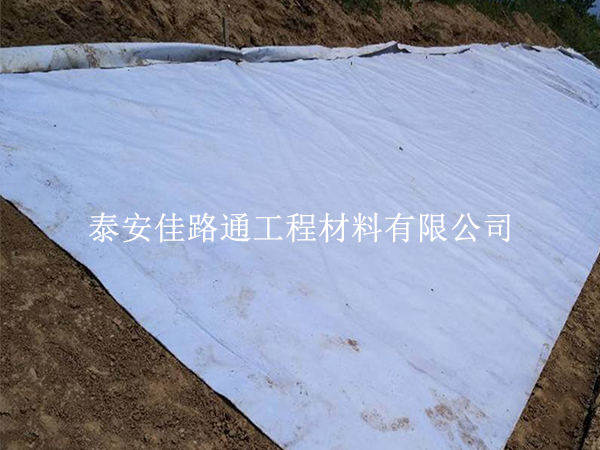 HDPE復合土工膜鋪設施工中的基面清理要求詳解