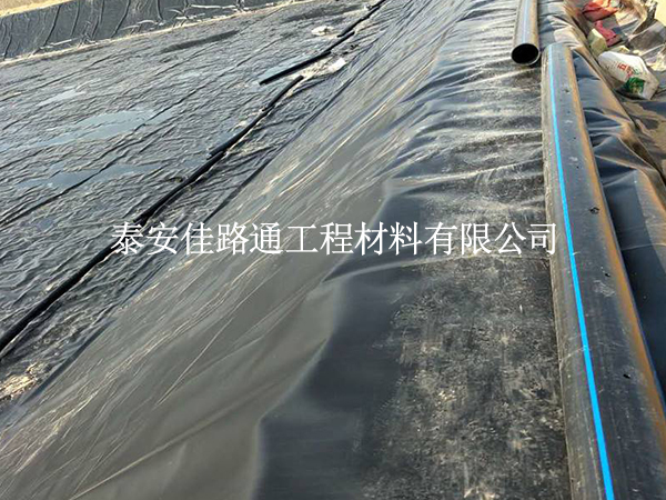 夏季鋪養(yǎng)殖防滲膜會(huì)“翻車(chē)”？掌握這4點(diǎn)施工穩(wěn)如泰山