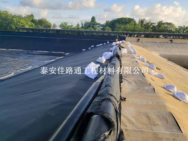 魚塘防滲膜安裝鋪設(shè)，這些注意事項別遺漏