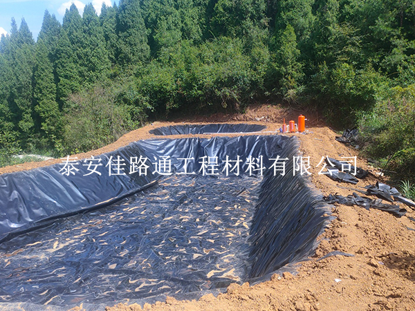 魚塘防滲膜穩(wěn)得??？施工固定與保護(hù)技巧全解析