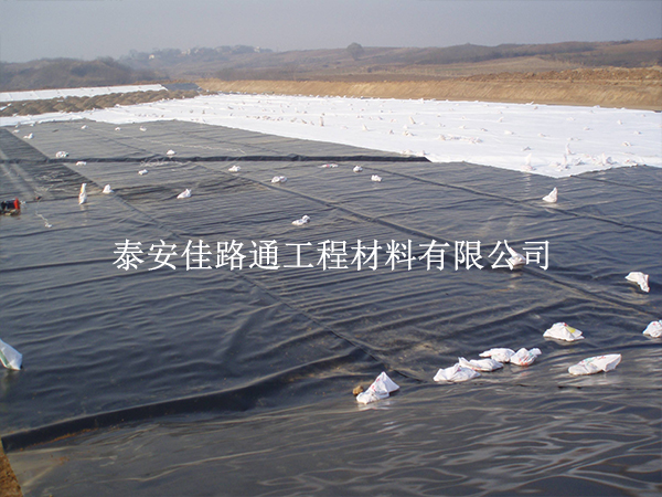 鹽田防滲土工膜后期養(yǎng)護(hù)：做好日常管控，延長(zhǎng)防滲壽命