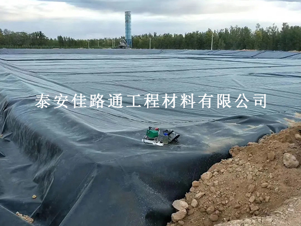 油田防滲膜鋪設方式方法：規(guī)范實操，筑牢油田防滲根基