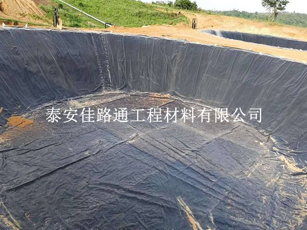 沼氣池防滲膜雨季鋪設(shè)技巧：科學(xué)施工，規(guī)避雨水帶來的防滲隱患
