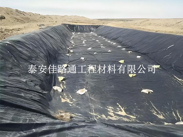 影響魚塘防滲膜直角撕裂能力的核心因素：找準(zhǔn)關(guān)鍵，筑牢養(yǎng)殖防滲韌性屏障